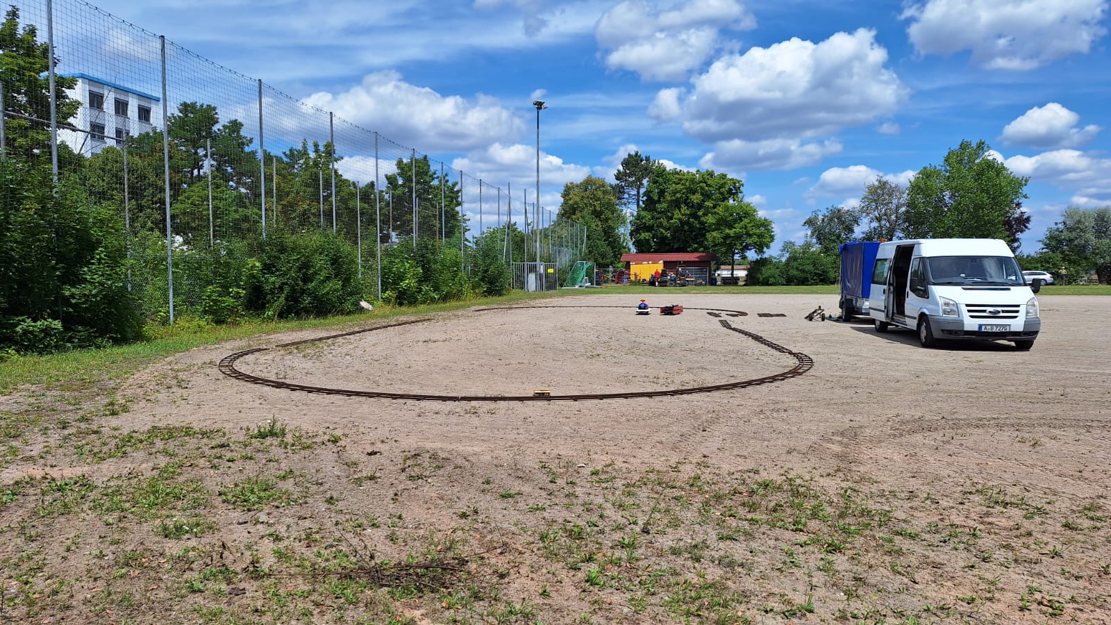 Weitläufig aufgebaute mobile Gleisstrecke auf einer großen freien Fläche