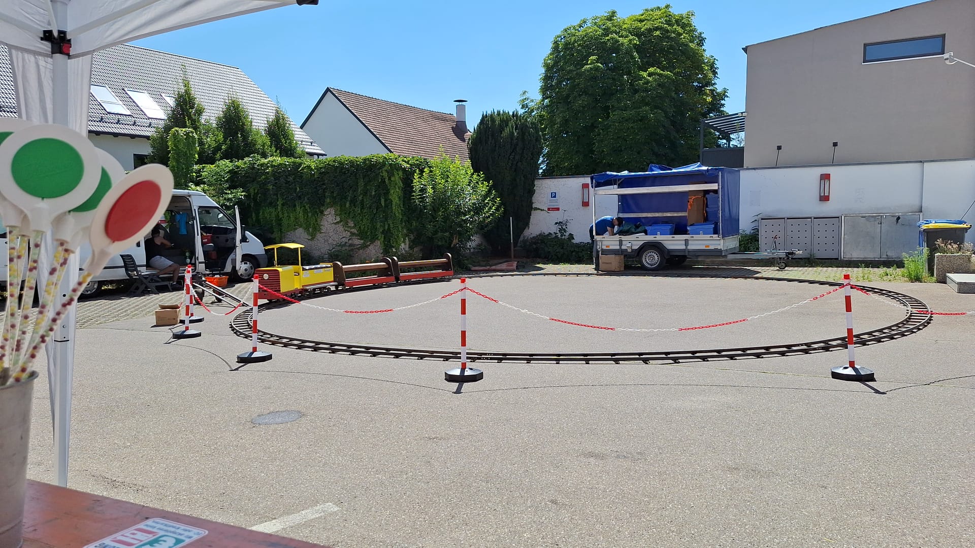 Kompakter abgesicherter Rundkurs der mobilen Bahn auf einer befestigten Fläche
